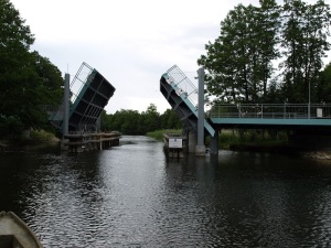 Most zwodzony pomiędzy jeziorami Charzykowskim i Długim