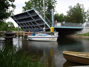 Od m-ca maja 2013 r. pomiędzy jeziorami Charzykowskim i Karsińskim, a dokładnie pomiędzy jeziorem Charzykowskim i Długim funkcjonuje most zwodzony.