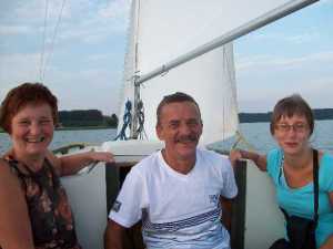goście Czterech Świerków żeglujący po jeziorze Karsińskim
