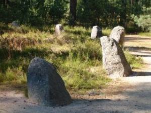 Rezerwat "Kregi Kamienne" w Odrach to największe i najstarsze po angielskim Stonehenge miejsce tego typu w Europie. Wewnątrz ogrodzenia pośród rzadkiego sosnowego lasu znajduje się 10 całych i fragmenty kręgów kamiennych, z których najmniejszy ma średnice 15m, a największy 33m. Prócz kręgów na tereni rezerwatu znajduje się około 30 kurhanów, o średnicy od 8 do 12m.