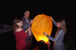 puszczanie balonów świetlnych na pomoście na jeziorze przez gości  Czterech Świerków