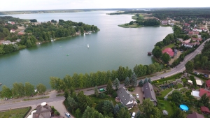 Cztery Świerki - widok na        jezioro z drona