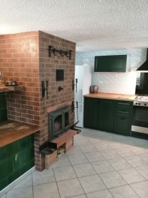 widoczny kominek w kuchni