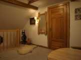 flinstonówka .-piętro = dwie oddzielne sypialnie naprzeciwko siebie - zdjęcie przedstawia pomieszczenie przed sypialniami